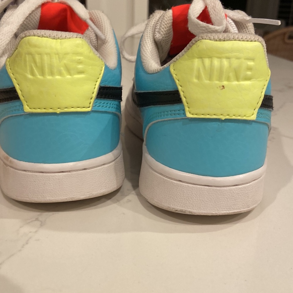Nike - Picture 2 of 4